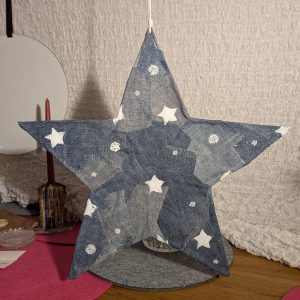 große Jeans- und Papiersterne